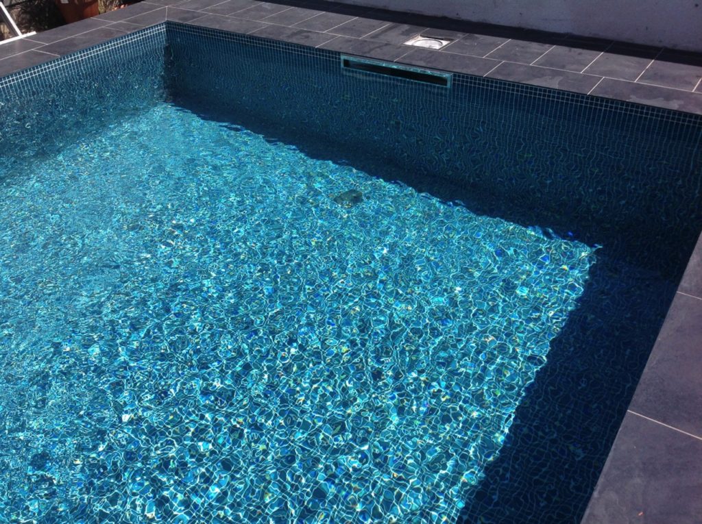 Pose de piscine carrelée à Bordeaux