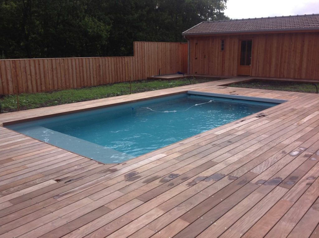 Construction de piscine enterrée avec terrasse bois à Bordeaux