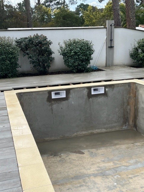 Lire la suite à propos de l’article Remplacement d’un skimmer de piscine béton